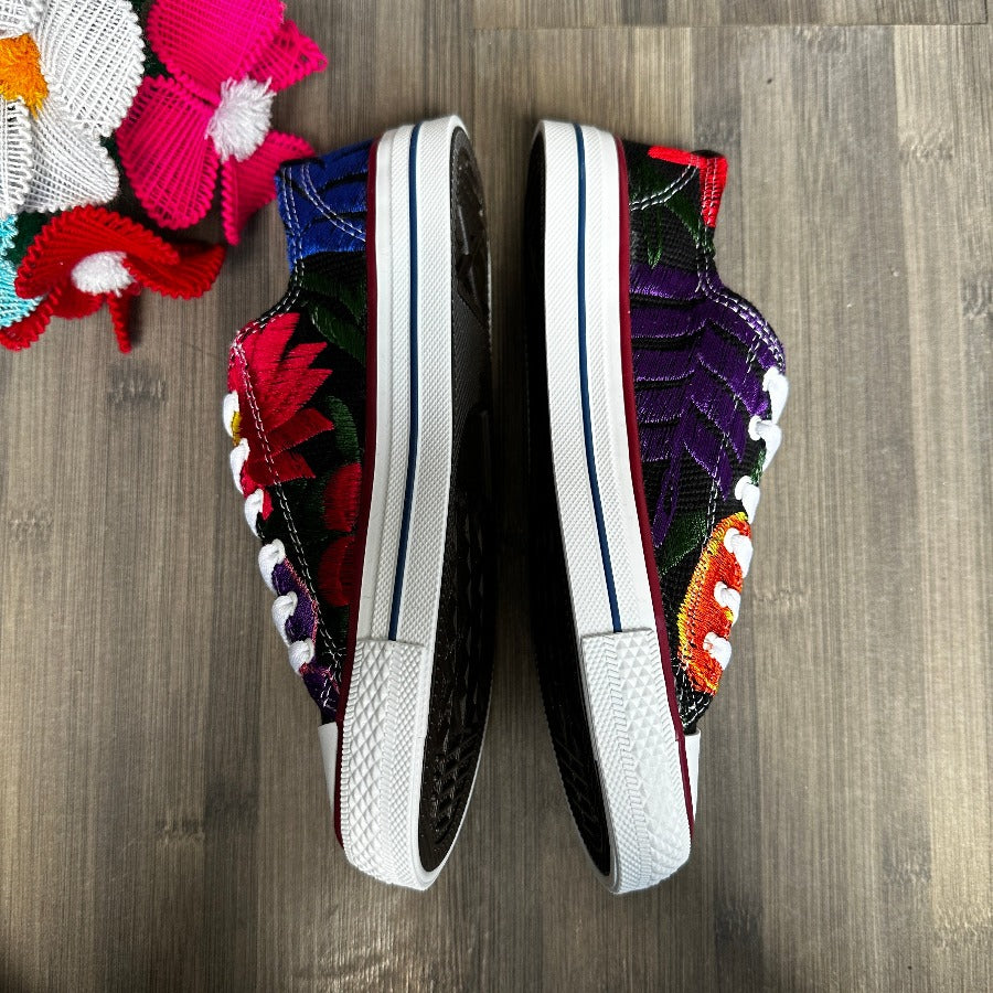 Embroidered Wmns Sneakers ( US 6  )