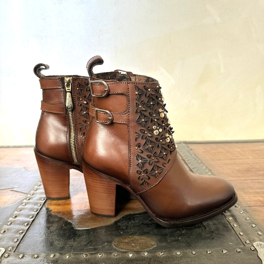 Cuadra Wmns Brown Laser & Crystals Round Toe Boots 3W02RS