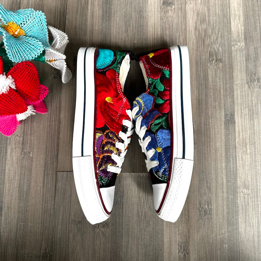 Embroidered Wmns Sneakers (US 6)