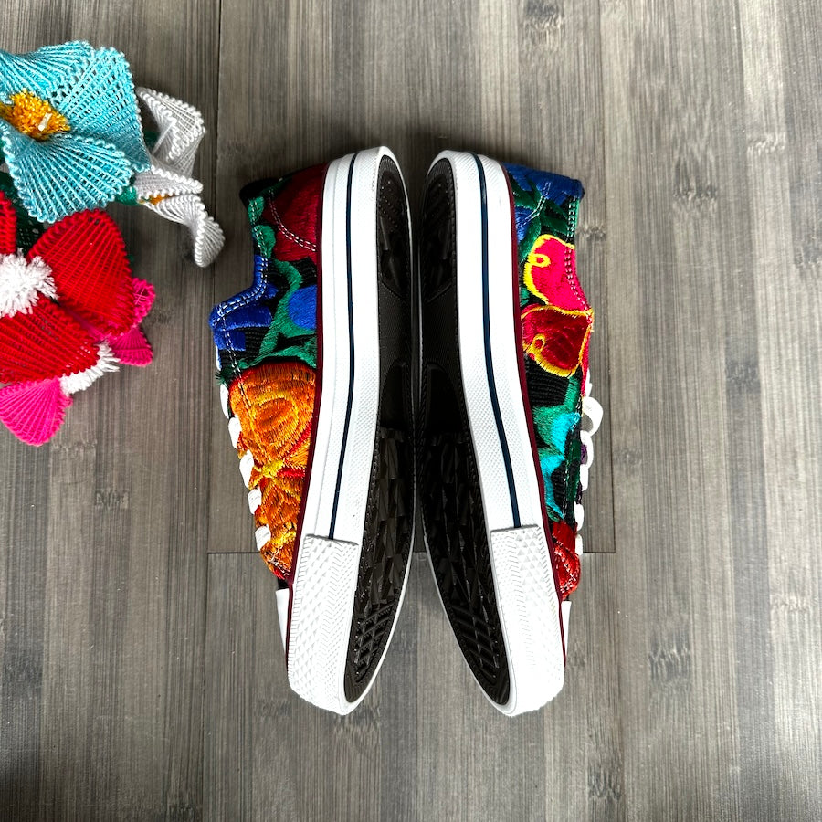 Embroidered Wmns Sneakers (US 6)