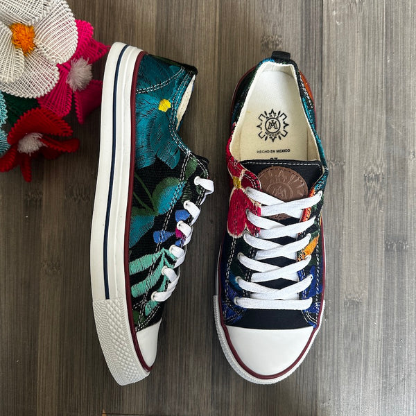 Embroidered Wmns Sneakers ( US 10 )