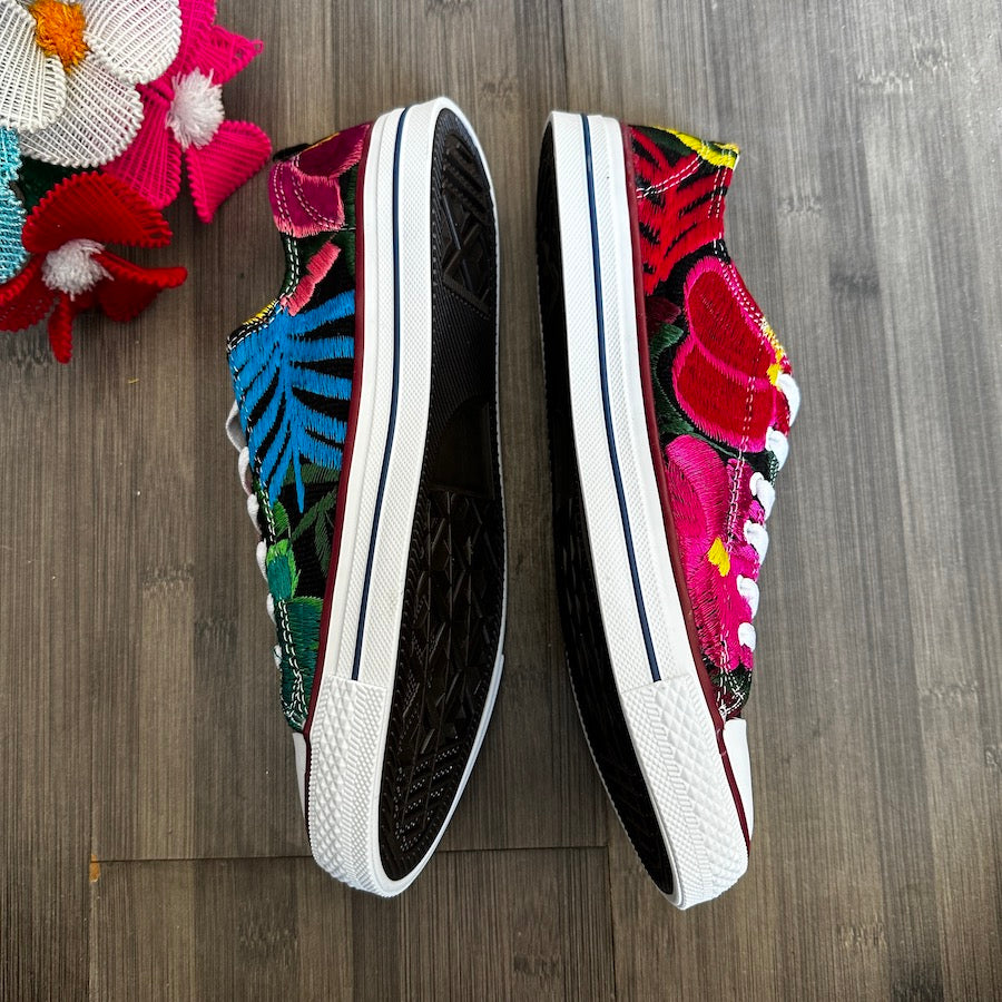 Embroidered Wmns Sneakers ( US 9 )
