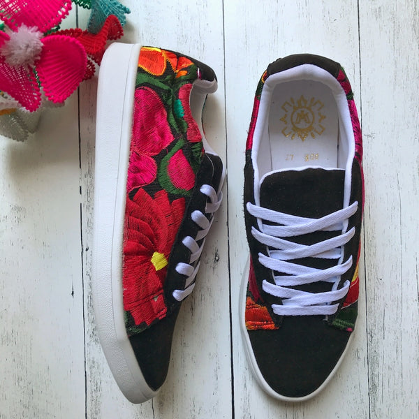 Embroidered Wmns Sneakers ( US 10 )