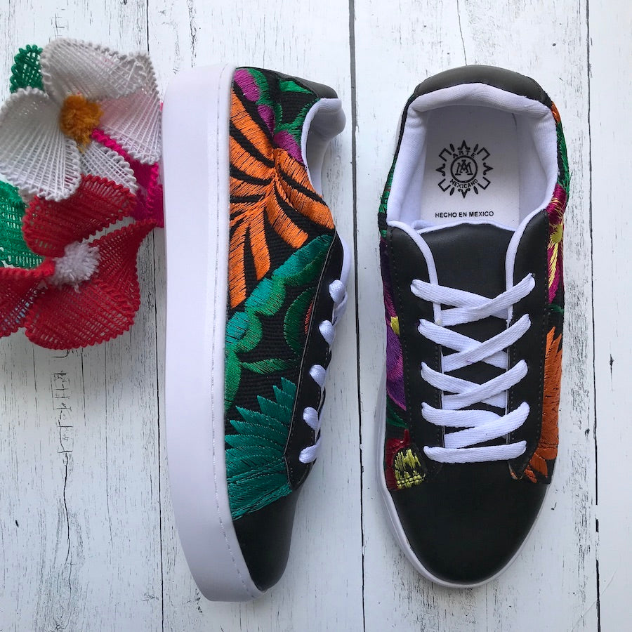 Embroidered Wmns Sneakers ( US 9 )
