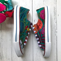 Embroidered Wmns Sneakers ( US 6  )