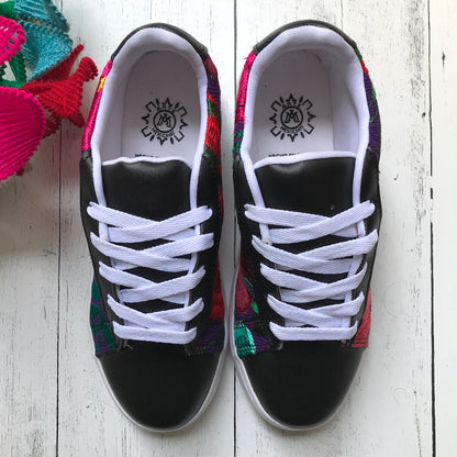 Embroidered Wmns Sneakers ( US 6 )