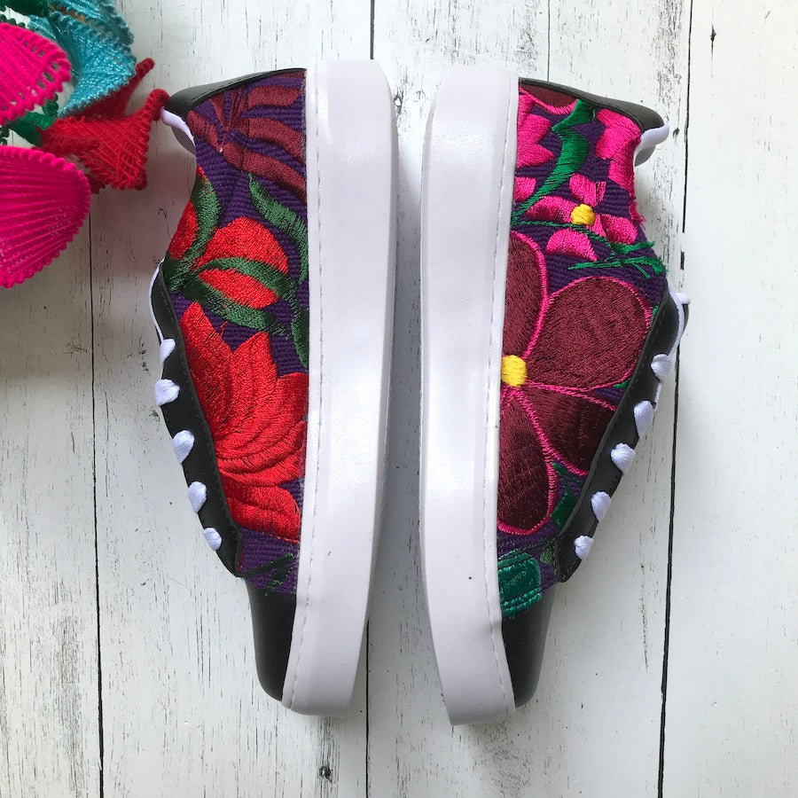 Embroidered Wmns Sneakers ( US 6 )